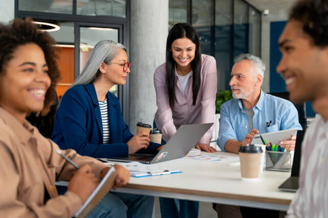 10 Best Reverse Mentorship Programs Driving Multigenerational Collaboration